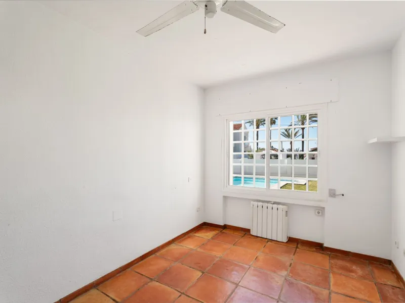 House - Detached Villa в продаже в Marbella, Málaga. В доме 5 спален и 5 ванных комнат. Площадь дома 296 м². Площадь участка 755 м²