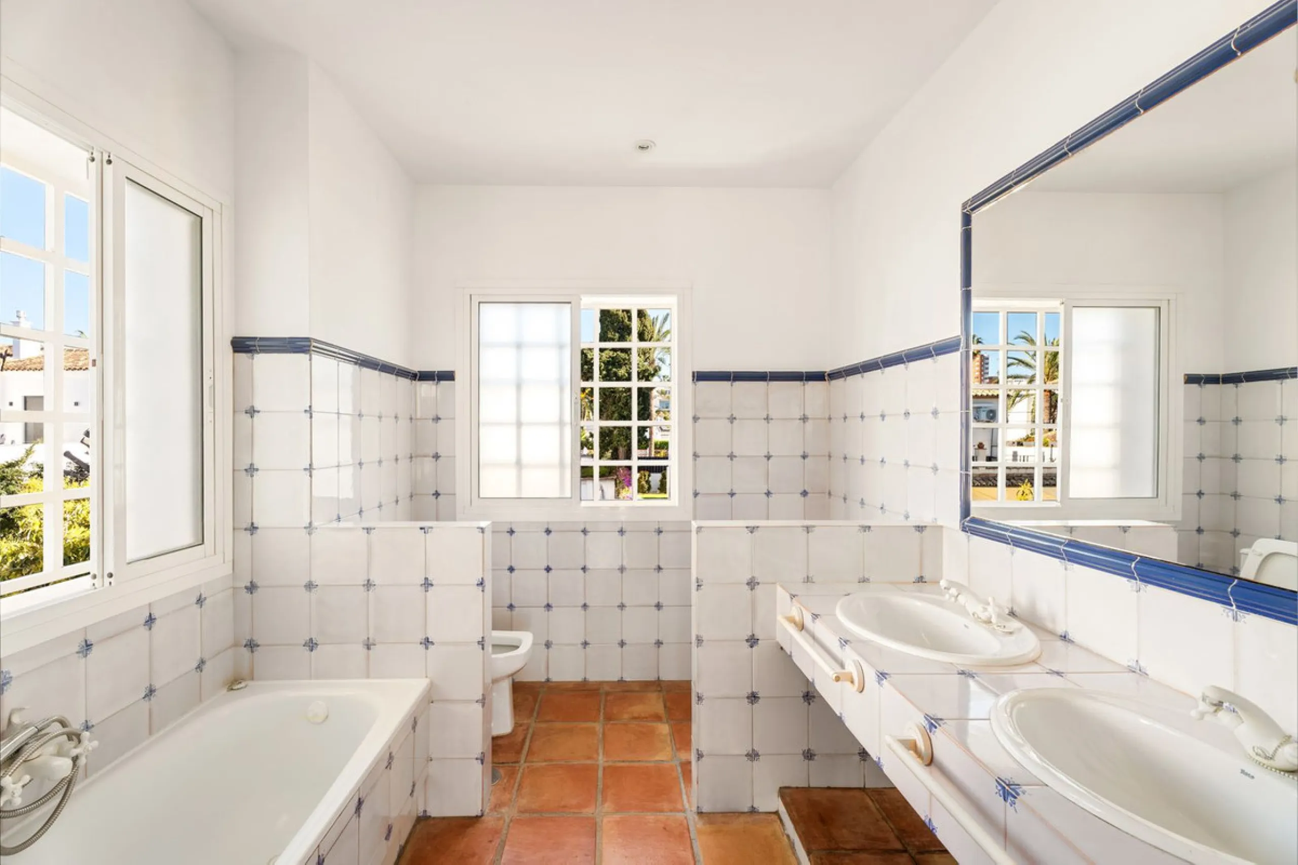 House - Detached Villa в продаже в Marbella, Málaga. В доме 5 спален и 5 ванных комнат. Площадь дома 296 м². Площадь участка 755 м²