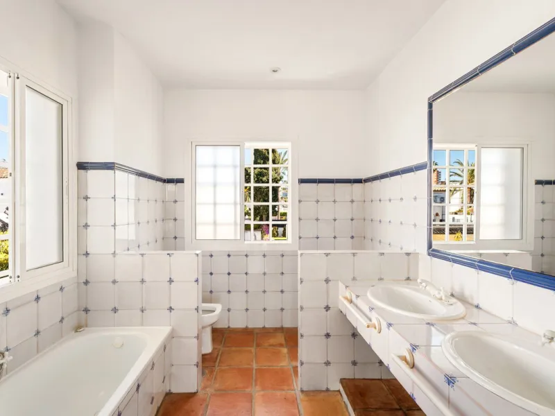 House - Detached Villa в продаже в Marbella, Málaga. В доме 5 спален и 5 ванных комнат. Площадь дома 296 м². Площадь участка 755 м²