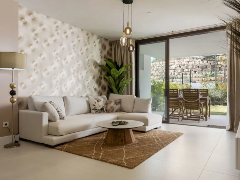 Nestled in the prestigious area of El Higueron, Fuengirola, this luxury apartment offers an exceptional living experience. Designed with comfort and style in mind, the property is situated in a gated community, ensuring privacy and security for its reside