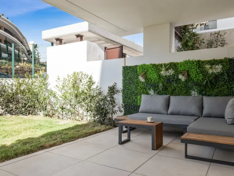 Nestled in the prestigious area of El Higueron, Fuengirola, this luxury apartment offers an exceptional living experience. Designed with comfort and style in mind, the property is situated in a gated community, ensuring privacy and security for its reside