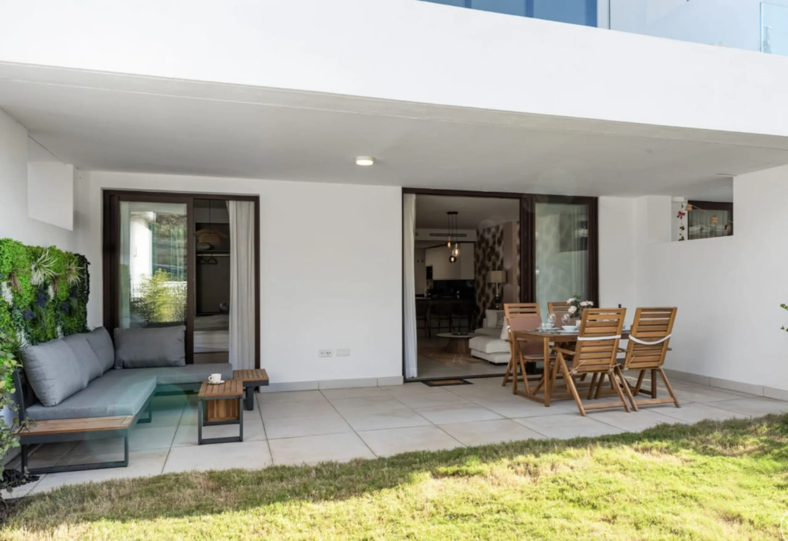 Nestled in the prestigious area of El Higueron, Fuengirola, this luxury apartment offers an exceptional living experience. Designed with comfort and style in mind, the property is situated in a gated community, ensuring privacy and security for its reside