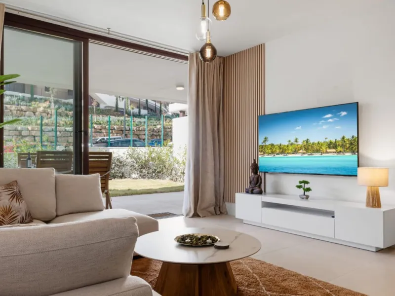 Nestled in the prestigious area of El Higueron, Fuengirola, this luxury apartment offers an exceptional living experience. Designed with comfort and style in mind, the property is situated in a gated community, ensuring privacy and security for its reside