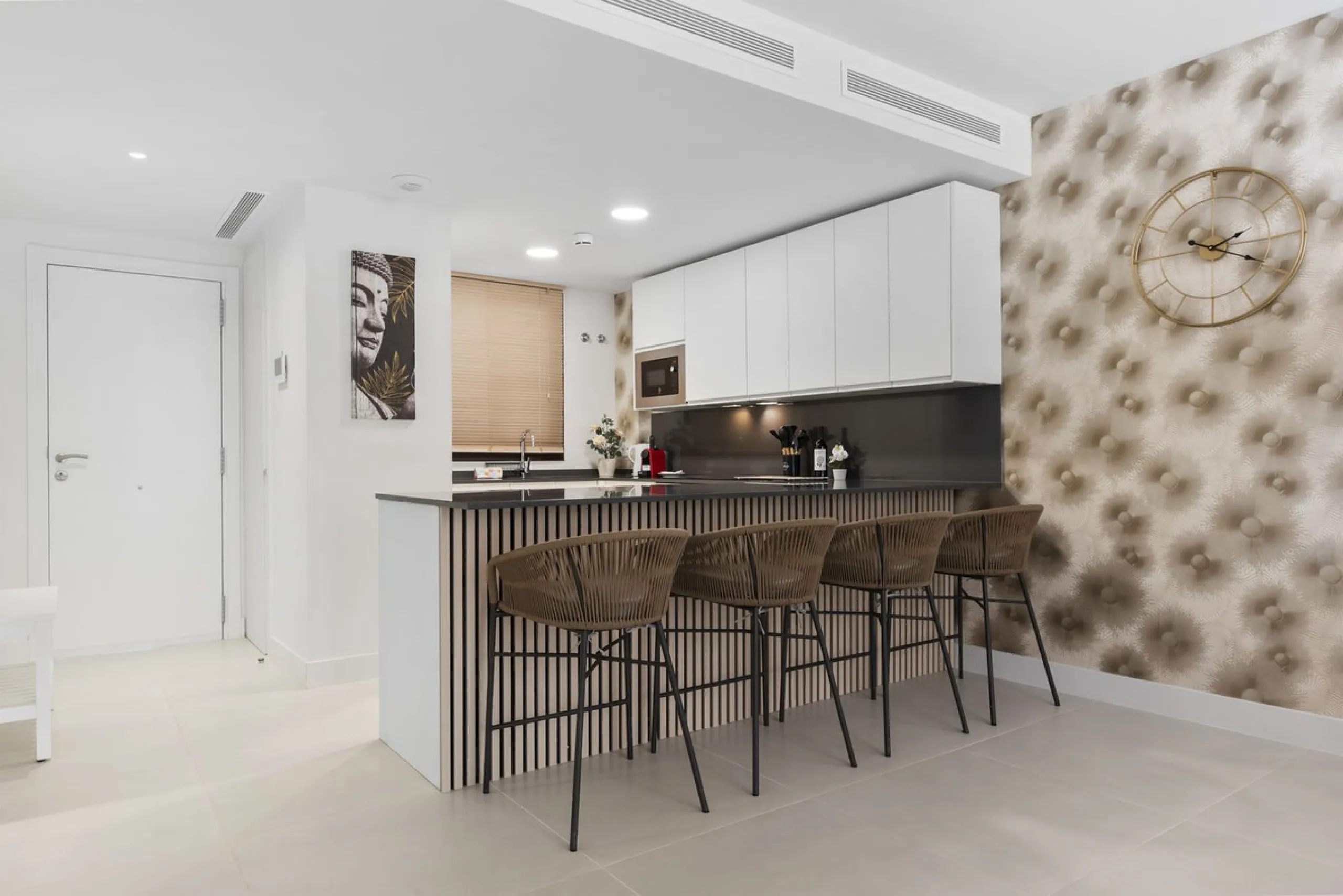 Nestled in the prestigious area of El Higueron, Fuengirola, this luxury apartment offers an exceptional living experience. Designed with comfort and style in mind, the property is situated in a gated community, ensuring privacy and security for its reside