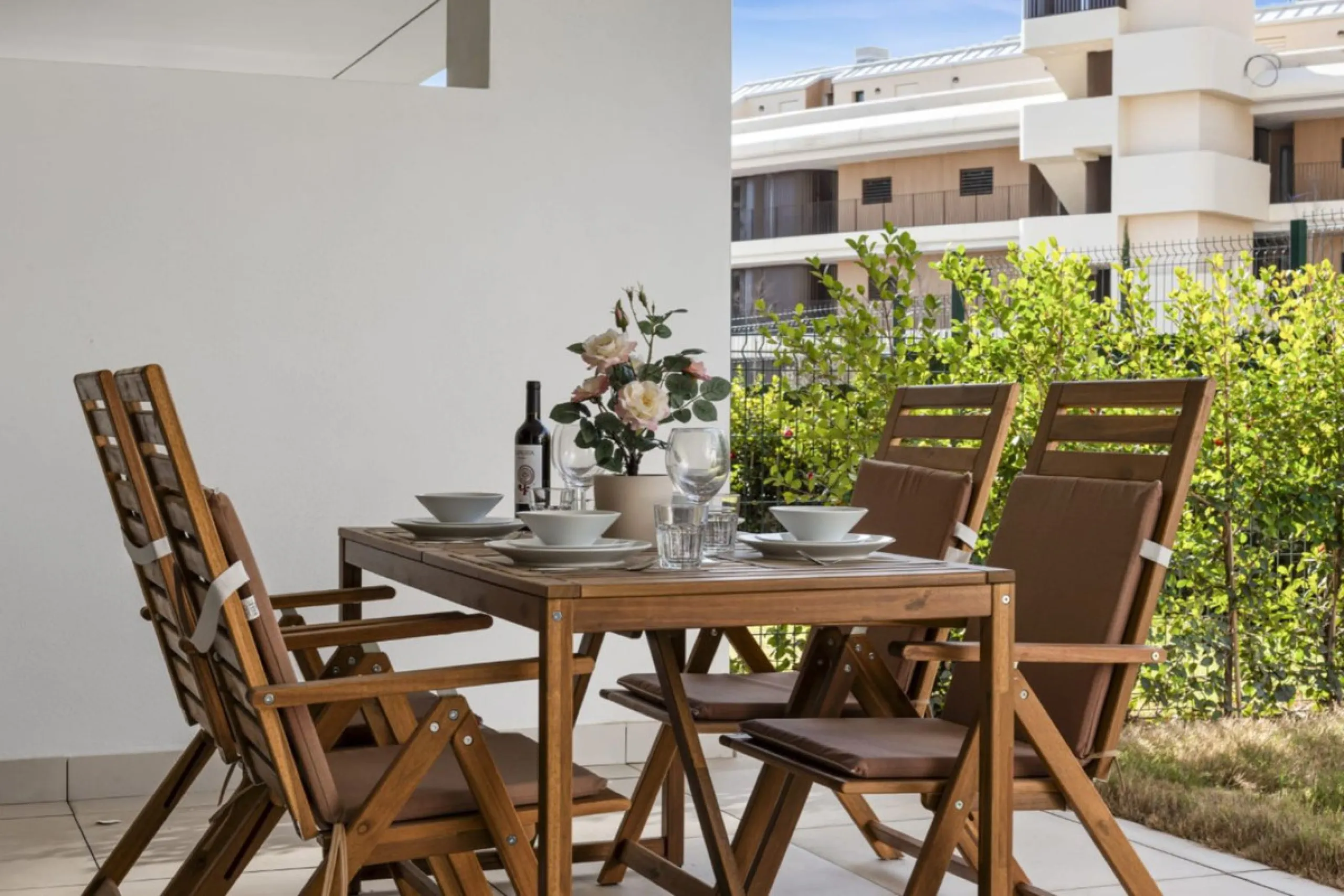 Nestled in the prestigious area of El Higueron, Fuengirola, this luxury apartment offers an exceptional living experience. Designed with comfort and style in mind, the property is situated in a gated community, ensuring privacy and security for its reside