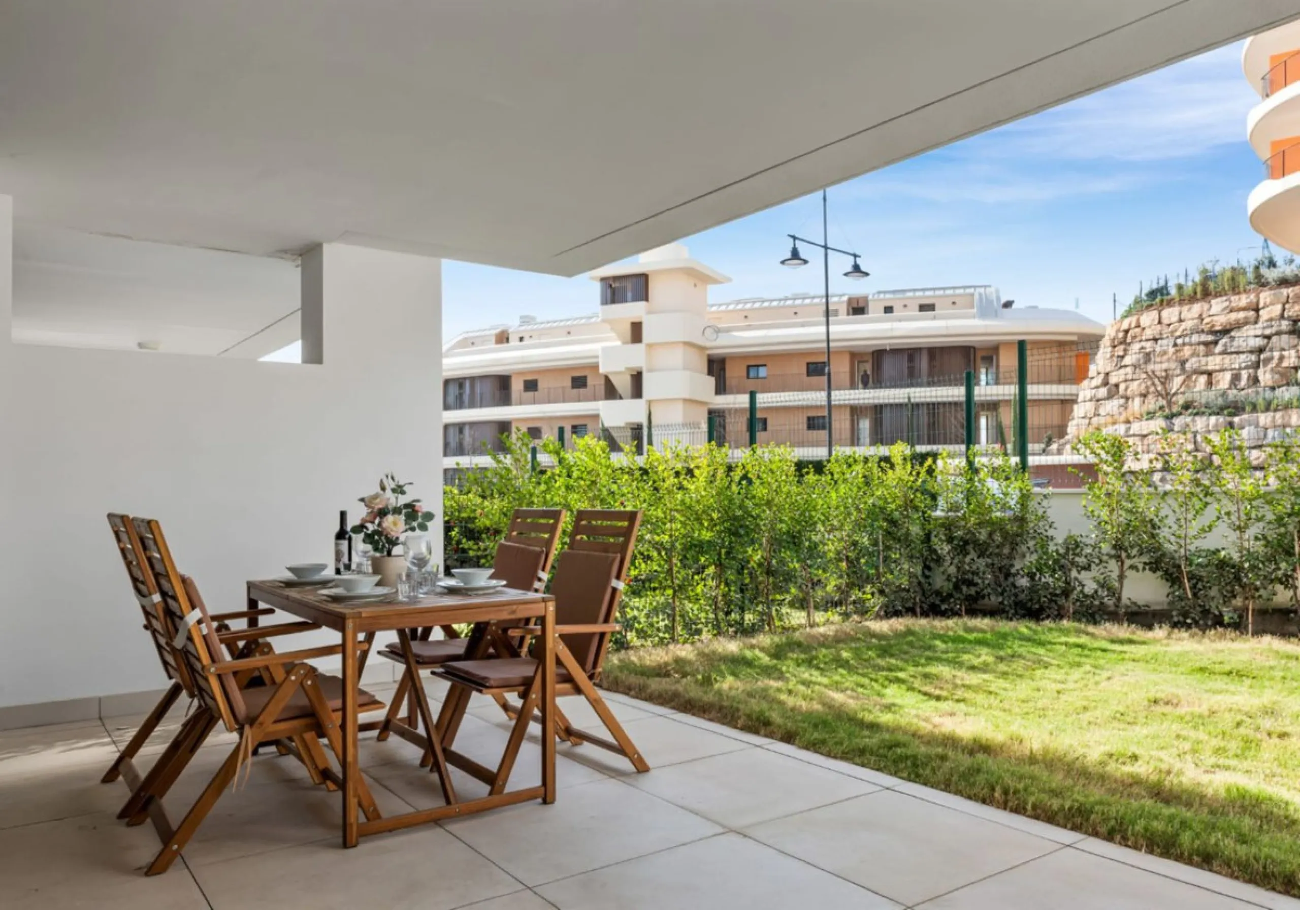 Nestled in the prestigious area of El Higueron, Fuengirola, this luxury apartment offers an exceptional living experience. Designed with comfort and style in mind, the property is situated in a gated community, ensuring privacy and security for its reside