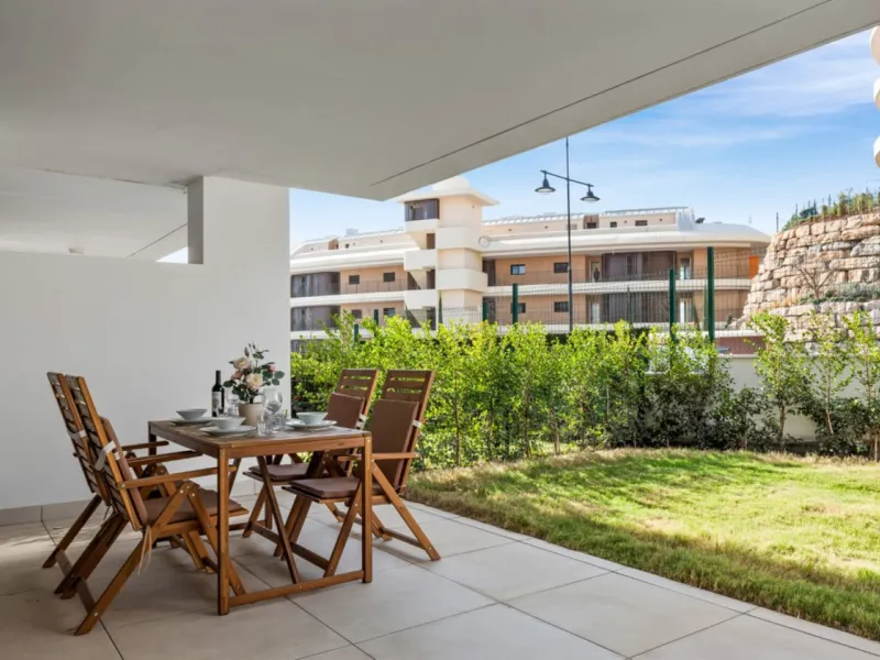 Nestled in the prestigious area of El Higueron, Fuengirola, this luxury apartment offers an exceptional living experience. Designed with comfort and style in mind, the property is situated in a gated community, ensuring privacy and security for its reside