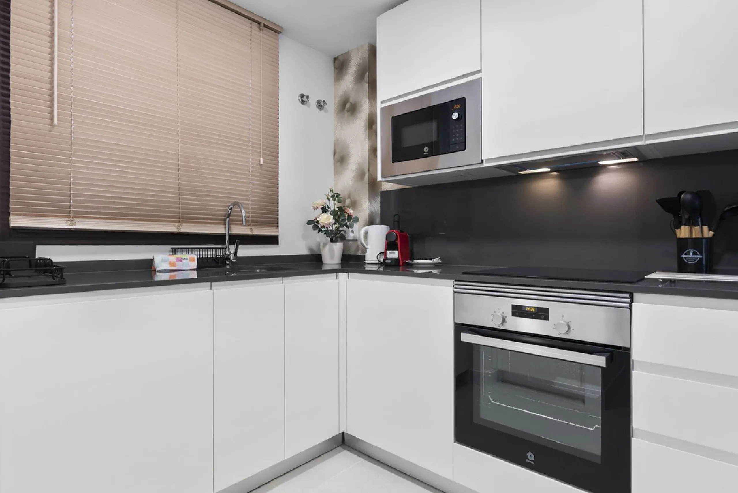 Nestled in the prestigious area of El Higueron, Fuengirola, this luxury apartment offers an exceptional living experience. Designed with comfort and style in mind, the property is situated in a gated community, ensuring privacy and security for its reside