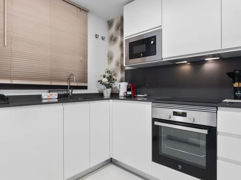Nestled in the prestigious area of El Higueron, Fuengirola, this luxury apartment offers an exceptional living experience. Designed with comfort and style in mind, the property is situated in a gated community, ensuring privacy and security for its reside