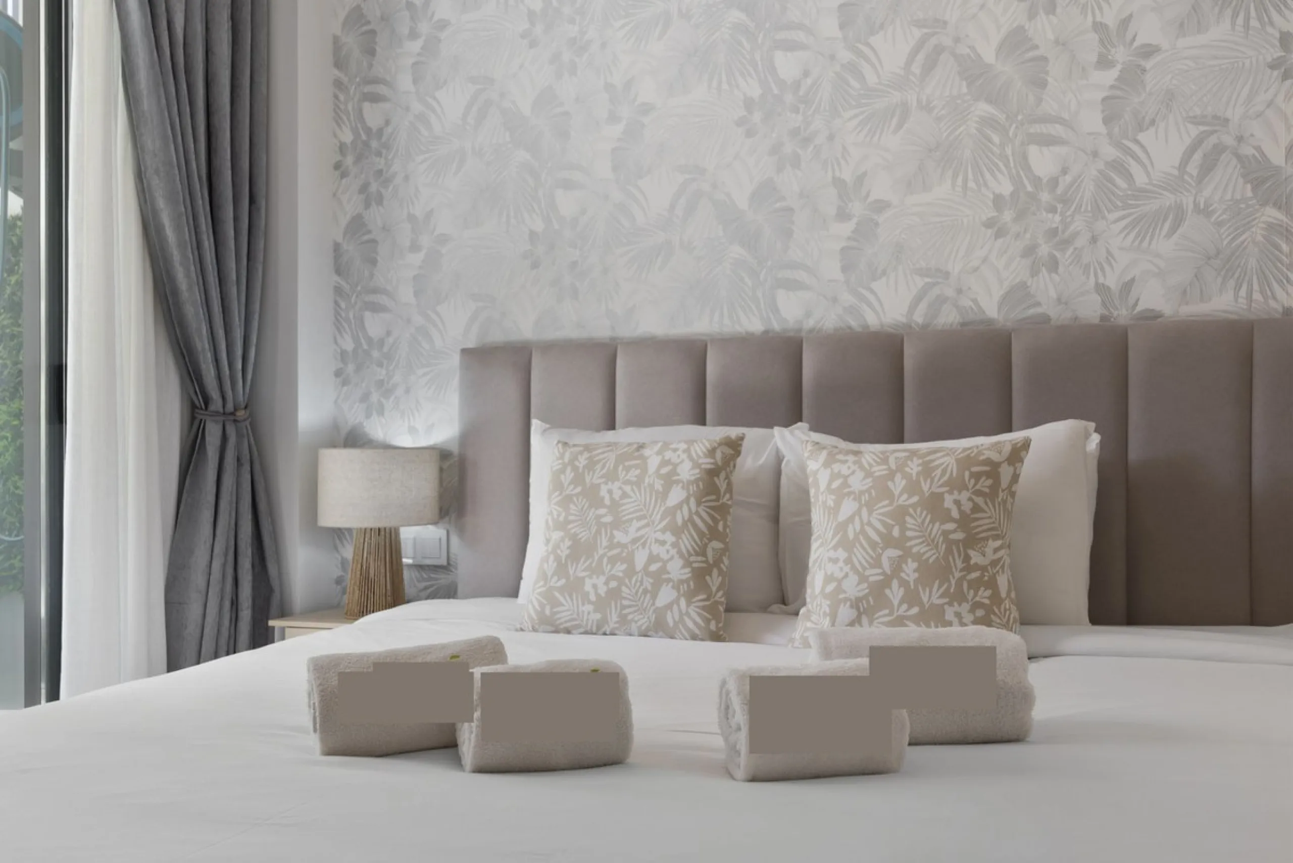 Nestled in the prestigious area of El Higueron, Fuengirola, this luxury apartment offers an exceptional living experience. Designed with comfort and style in mind, the property is situated in a gated community, ensuring privacy and security for its reside