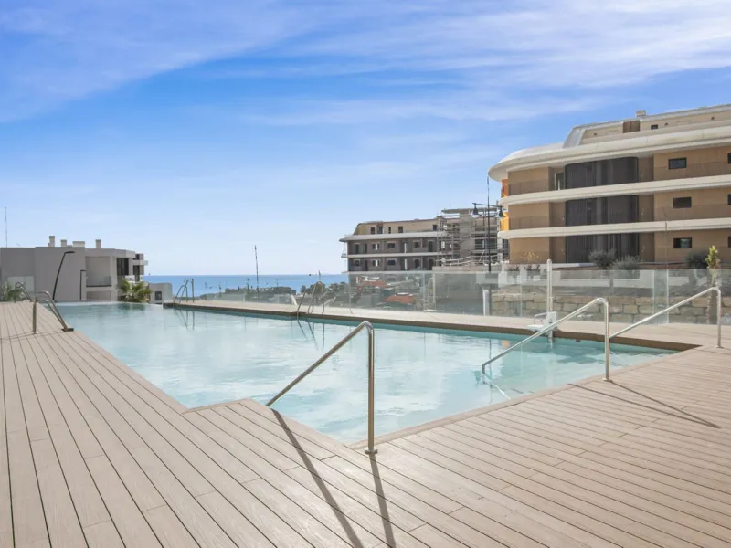 Nestled in the prestigious area of El Higueron, Fuengirola, this luxury apartment offers an exceptional living experience. Designed with comfort and style in mind, the property is situated in a gated community, ensuring privacy and security for its reside