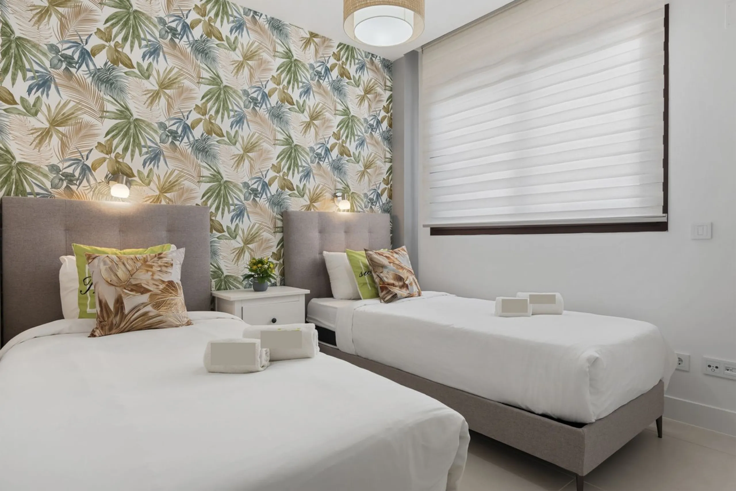 Nestled in the prestigious area of El Higueron, Fuengirola, this luxury apartment offers an exceptional living experience. Designed with comfort and style in mind, the property is situated in a gated community, ensuring privacy and security for its reside