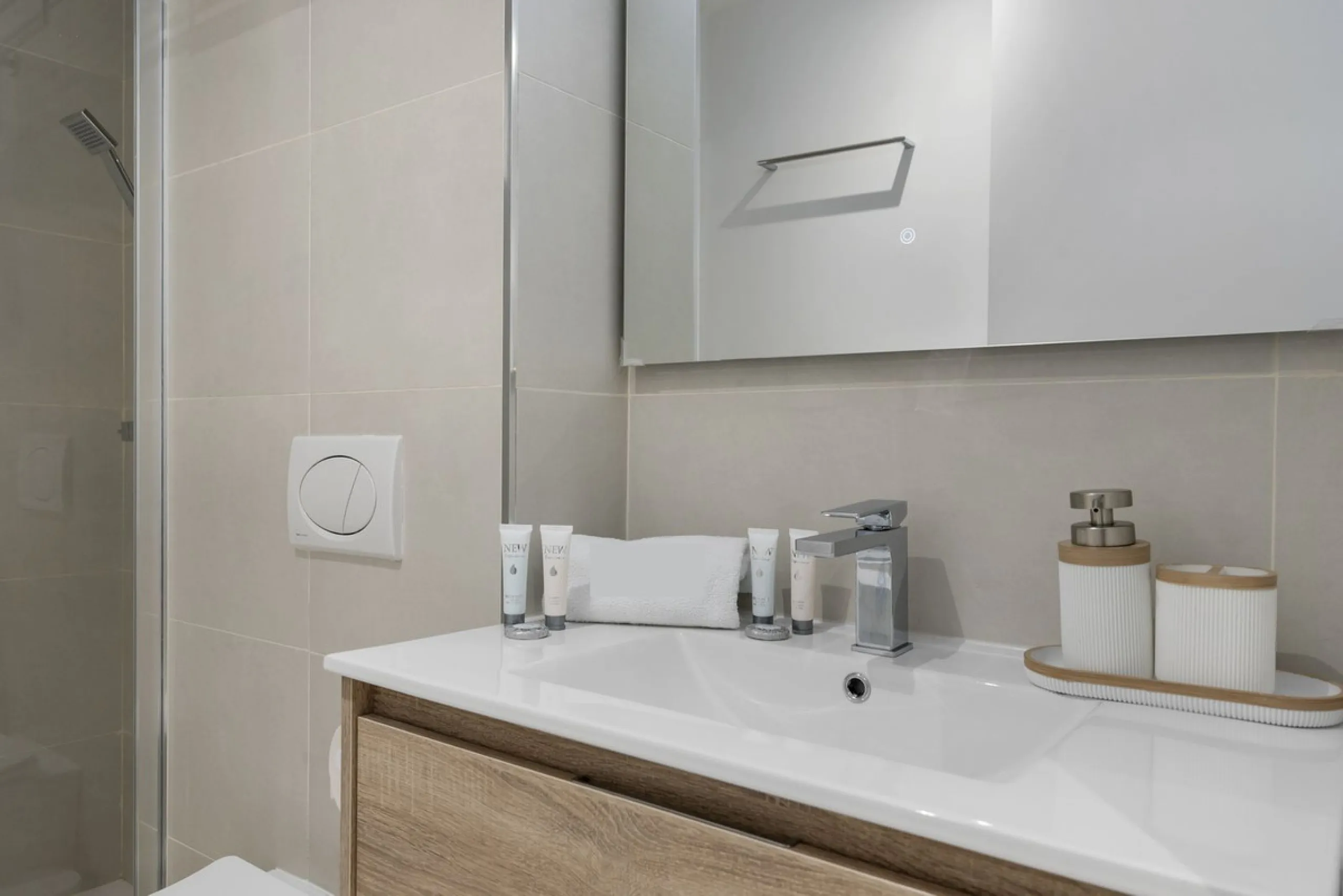 Nestled in the prestigious area of El Higueron, Fuengirola, this luxury apartment offers an exceptional living experience. Designed with comfort and style in mind, the property is situated in a gated community, ensuring privacy and security for its reside