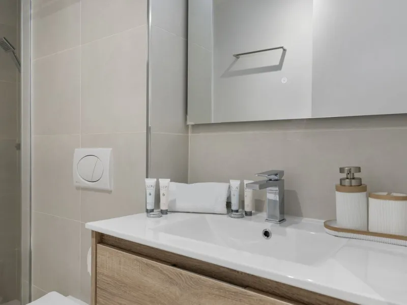 Nestled in the prestigious area of El Higueron, Fuengirola, this luxury apartment offers an exceptional living experience. Designed with comfort and style in mind, the property is situated in a gated community, ensuring privacy and security for its reside