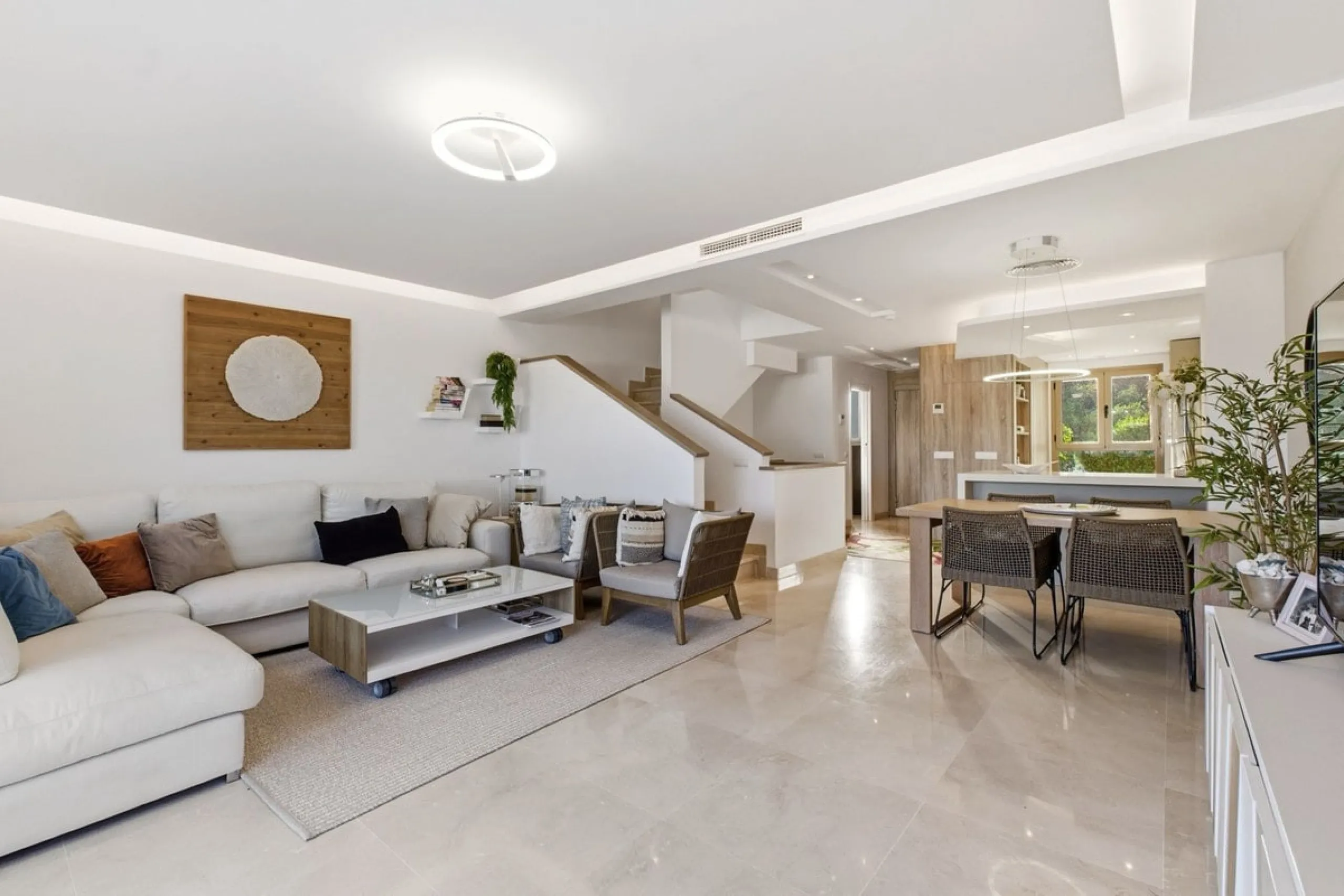 Dieses stilvolle Reihenhaus vereint Wohnraum, Natürlichkeit und modernes Design zu einem komfortablen Zuhause – ideal für den dauerhaften Wohnsitz oder als Ferienwohnung. Marmorböden und ein warmes, zeitgenössisches Ambiente zeichnen es aus