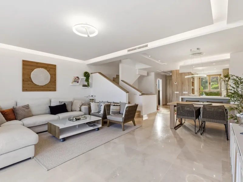 Dieses stilvolle Reihenhaus vereint Wohnraum, Natürlichkeit und modernes Design zu einem komfortablen Zuhause – ideal für den dauerhaften Wohnsitz oder als Ferienwohnung. Marmorböden und ein warmes, zeitgenössisches Ambiente zeichnen es aus