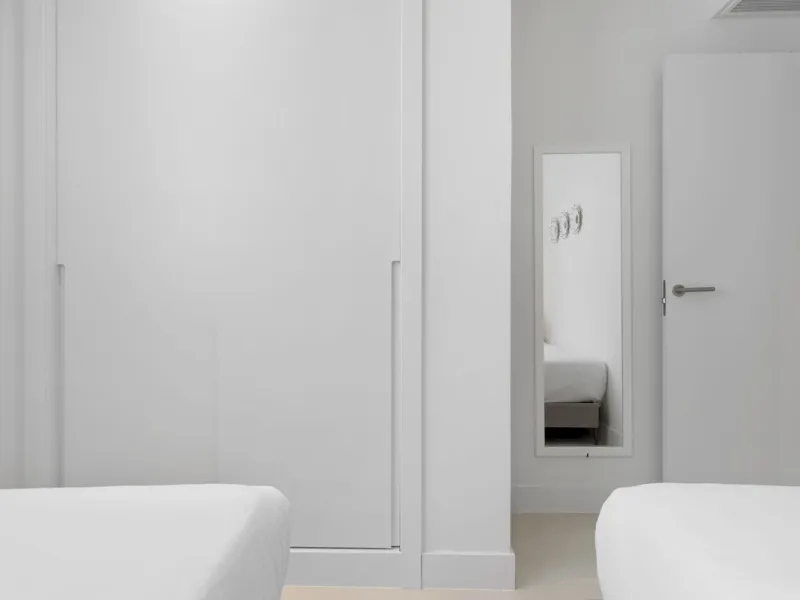 Nestled in the prestigious area of El Higueron, Fuengirola, this luxury apartment offers an exceptional living experience. Designed with comfort and style in mind, the property is situated in a gated community, ensuring privacy and security for its reside