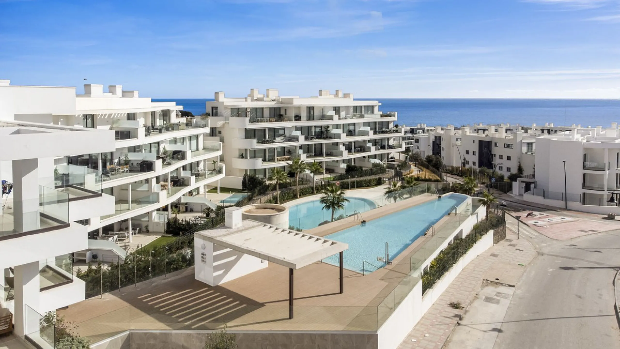 Nestled in the prestigious area of El Higueron, Fuengirola, this luxury apartment offers an exceptional living experience. Designed with comfort and style in mind, the property is situated in a gated community, ensuring privacy and security for its reside