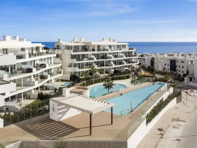 Nestled in the prestigious area of El Higueron, Fuengirola, this luxury apartment offers an exceptional living experience. Designed with comfort and style in mind, the property is situated in a gated community, ensuring privacy and security for its reside