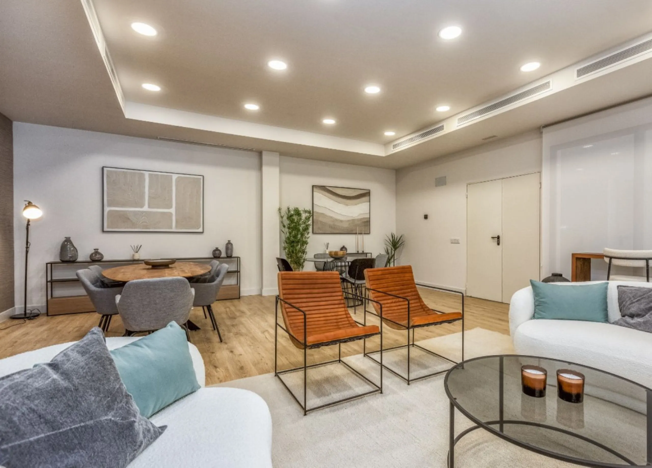 Nestled in the prestigious area of El Higueron, Fuengirola, this luxury apartment offers an exceptional living experience. Designed with comfort and style in mind, the property is situated in a gated community, ensuring privacy and security for its reside
