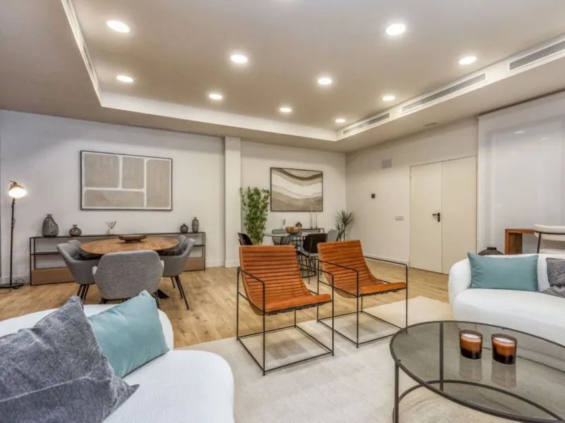 Nestled in the prestigious area of El Higueron, Fuengirola, this luxury apartment offers an exceptional living experience. Designed with comfort and style in mind, the property is situated in a gated community, ensuring privacy and security for its reside