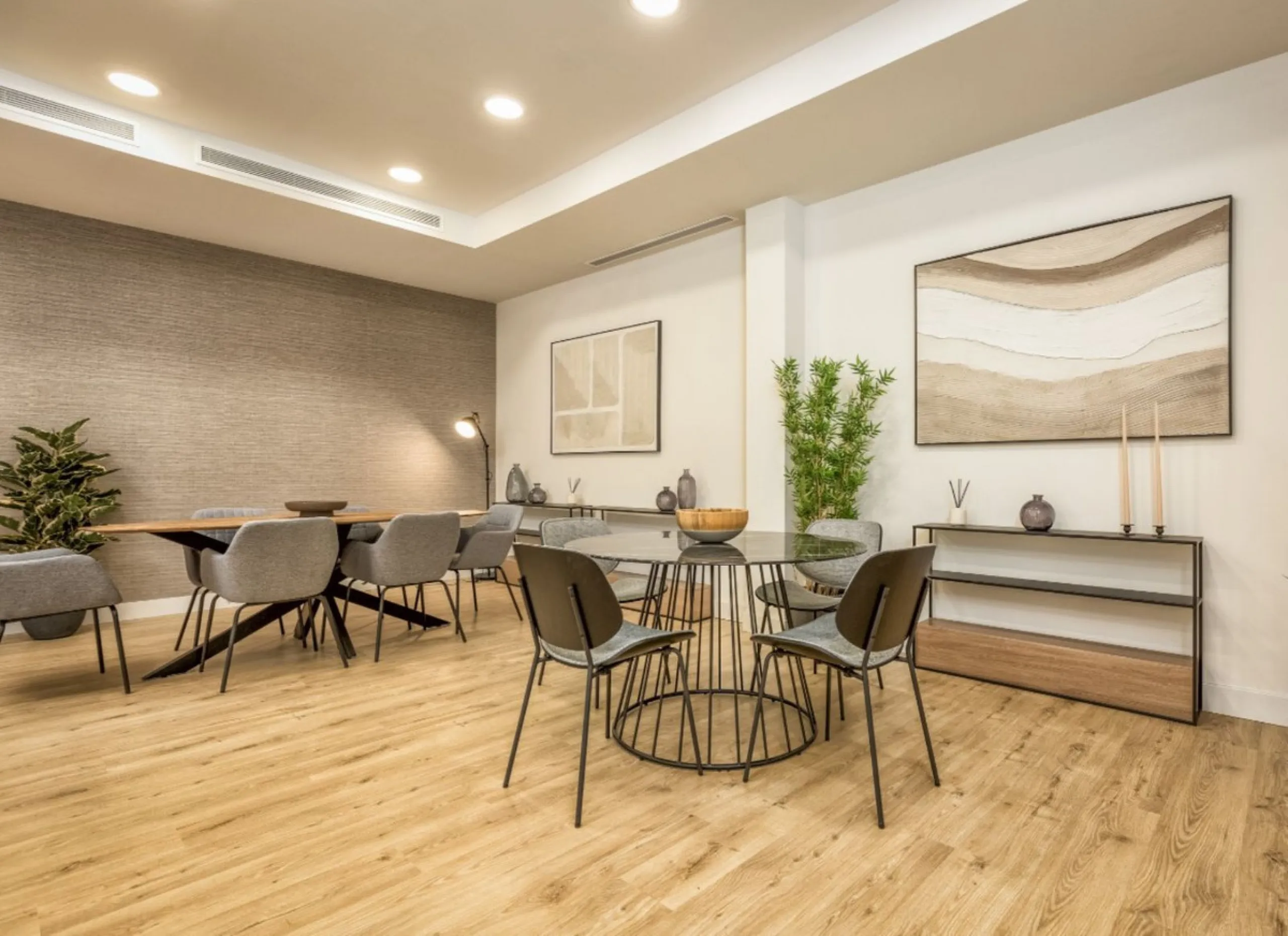 Nestled in the prestigious area of El Higueron, Fuengirola, this luxury apartment offers an exceptional living experience. Designed with comfort and style in mind, the property is situated in a gated community, ensuring privacy and security for its reside