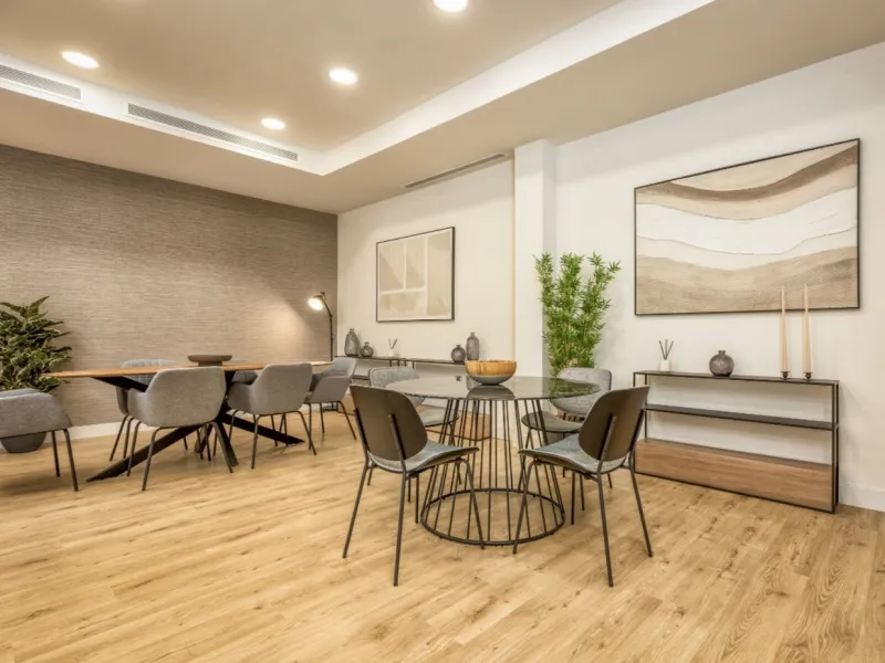 Nestled in the prestigious area of El Higueron, Fuengirola, this luxury apartment offers an exceptional living experience. Designed with comfort and style in mind, the property is situated in a gated community, ensuring privacy and security for its reside