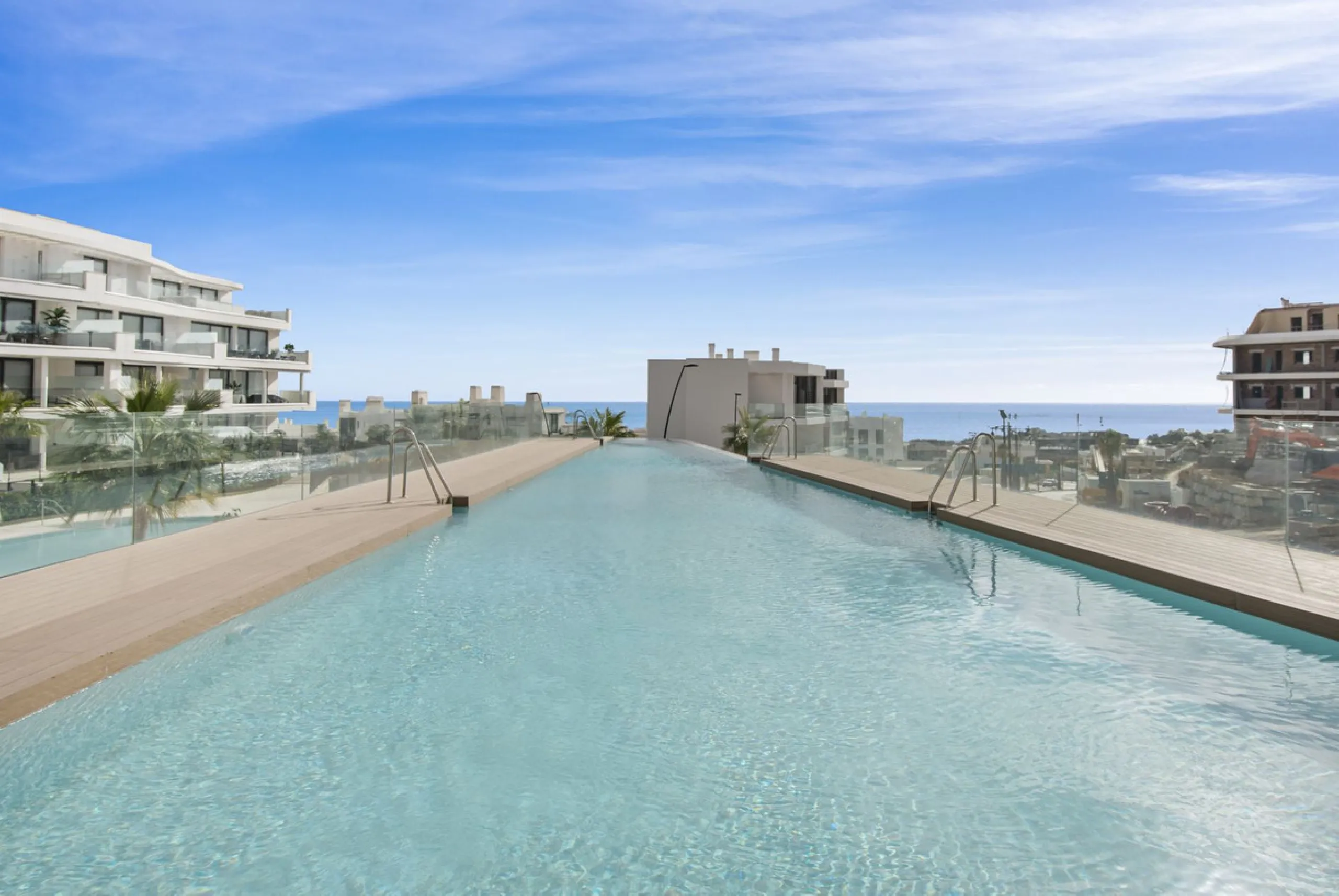 Nestled in the prestigious area of El Higueron, Fuengirola, this luxury apartment offers an exceptional living experience. Designed with comfort and style in mind, the property is situated in a gated community, ensuring privacy and security for its reside