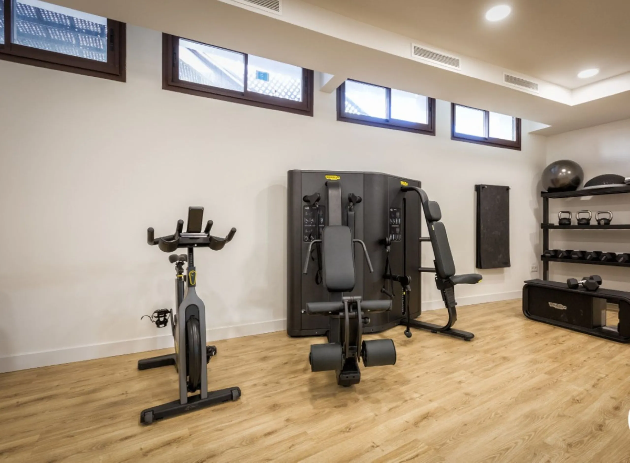 Nestled in the prestigious area of El Higueron, Fuengirola, this luxury apartment offers an exceptional living experience. Designed with comfort and style in mind, the property is situated in a gated community, ensuring privacy and security for its reside