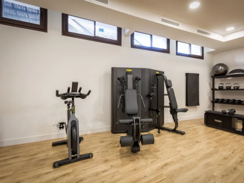 Nestled in the prestigious area of El Higueron, Fuengirola, this luxury apartment offers an exceptional living experience. Designed with comfort and style in mind, the property is situated in a gated community, ensuring privacy and security for its reside