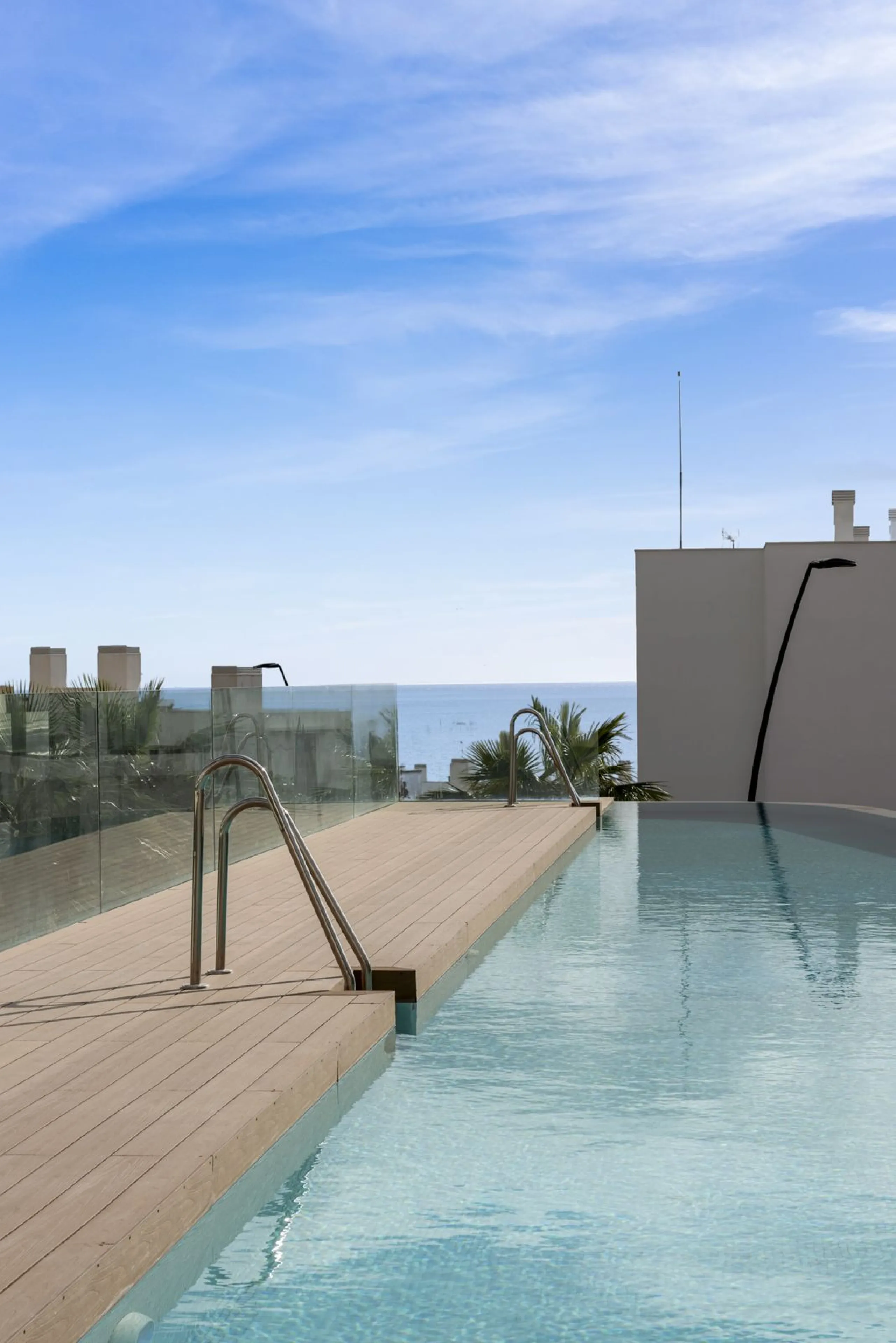 Nestled in the prestigious area of El Higueron, Fuengirola, this luxury apartment offers an exceptional living experience. Designed with comfort and style in mind, the property is situated in a gated community, ensuring privacy and security for its reside