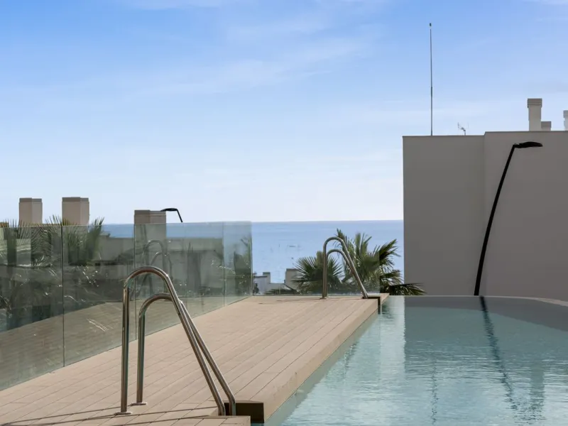 Nestled in the prestigious area of El Higueron, Fuengirola, this luxury apartment offers an exceptional living experience. Designed with comfort and style in mind, the property is situated in a gated community, ensuring privacy and security for its reside