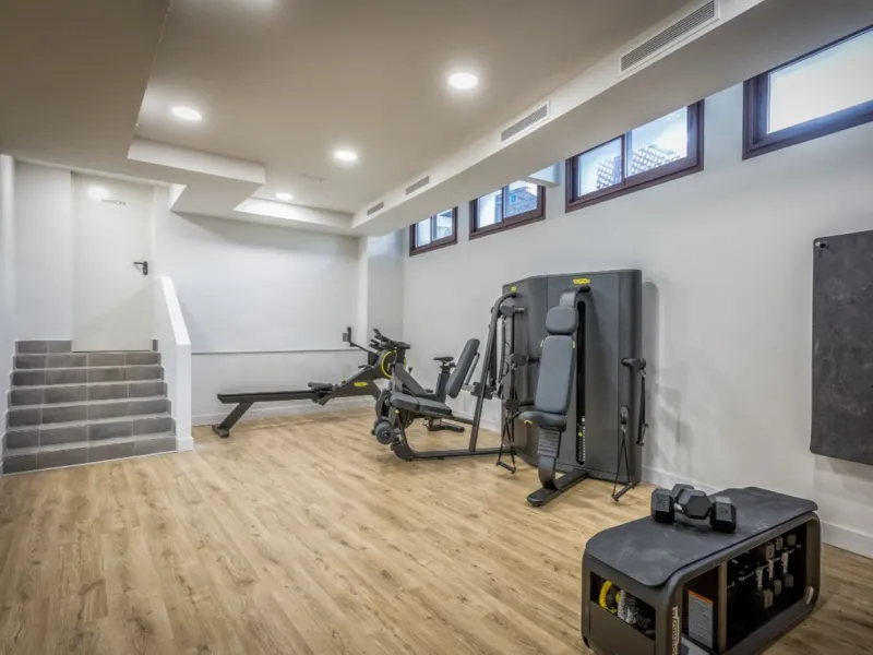 Nestled in the prestigious area of El Higueron, Fuengirola, this luxury apartment offers an exceptional living experience. Designed with comfort and style in mind, the property is situated in a gated community, ensuring privacy and security for its reside
