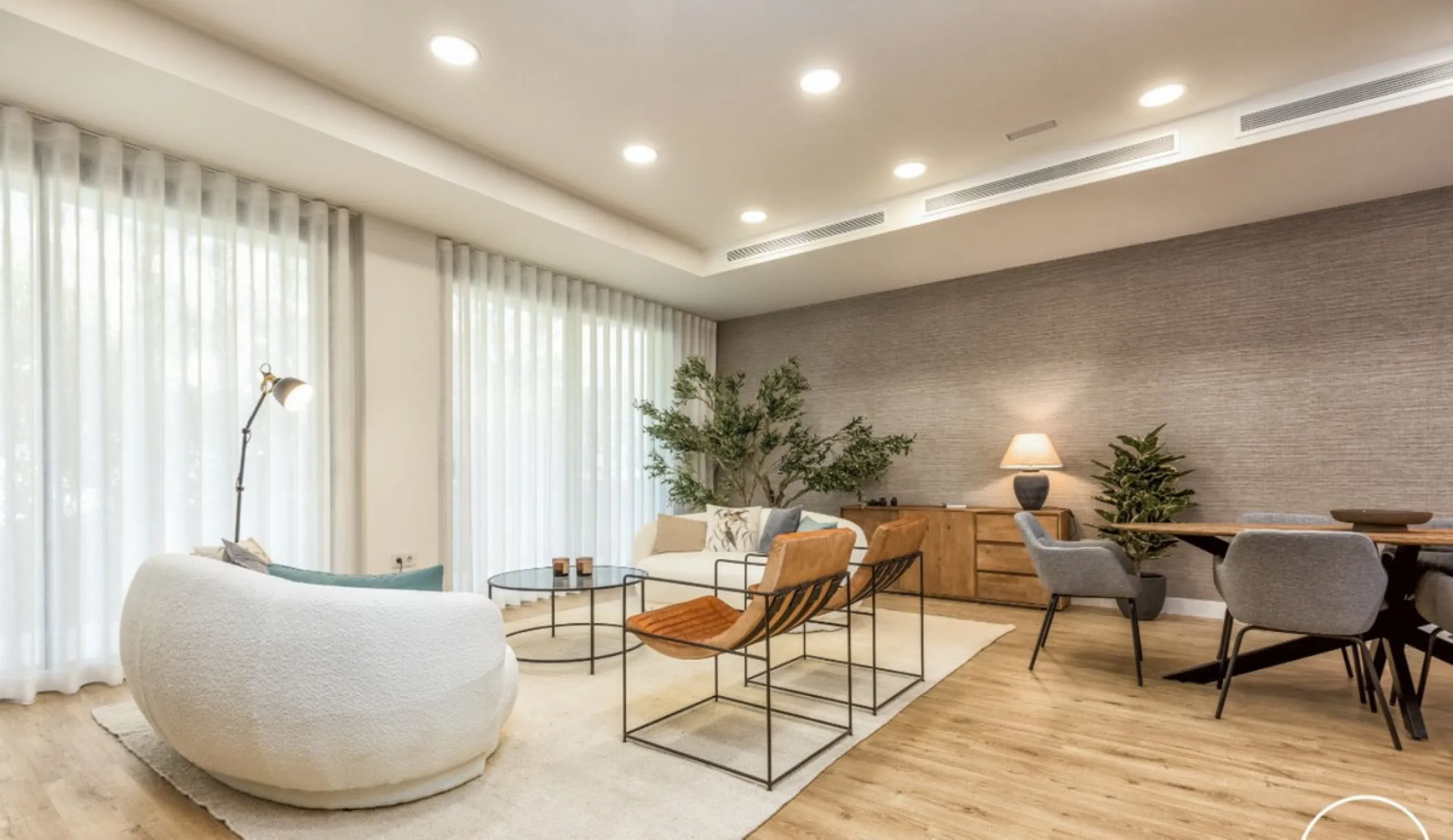 Nestled in the prestigious area of El Higueron, Fuengirola, this luxury apartment offers an exceptional living experience. Designed with comfort and style in mind, the property is situated in a gated community, ensuring privacy and security for its reside