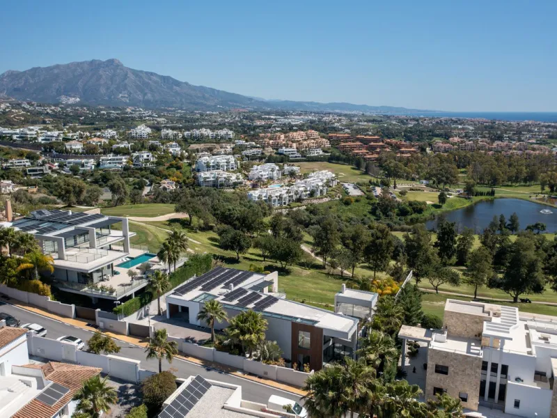 House - Detached Villa в продаже в Benahavís, Málaga. В доме 5 спален и 6 ванных комнат. Площадь дома 407 м². Площадь участка 1195 м²