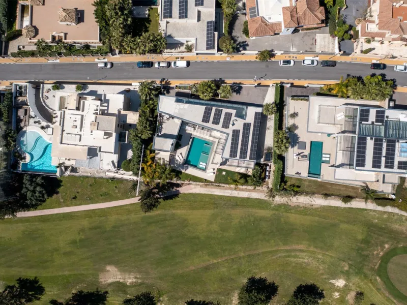 Newly built contemporary villa situated in the prestigious urbanization of La Alquería, Benahavís. Positioned frontline golf and facing east to south, the property offers panoramic views of the Mediterranean Sea, the coastline, and the iconic La Concha mo