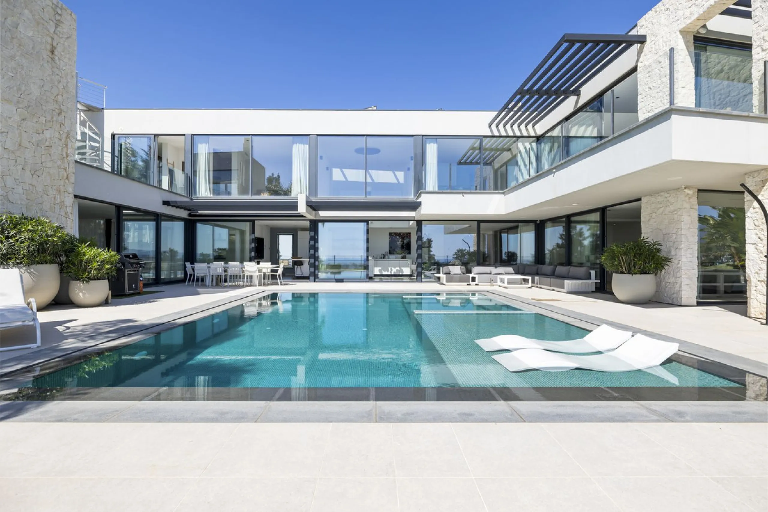 Newly built contemporary villa situated in the prestigious urbanization of La Alquería, Benahavís. Positioned frontline golf and facing east to south, the property offers panoramic views of the Mediterranean Sea, the coastline, and the iconic La Concha mo