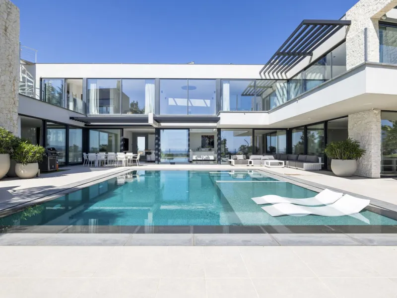 Newly built contemporary villa situated in the prestigious urbanization of La Alquería, Benahavís. Positioned frontline golf and facing east to south, the property offers panoramic views of the Mediterranean Sea, the coastline, and the iconic La Concha mo