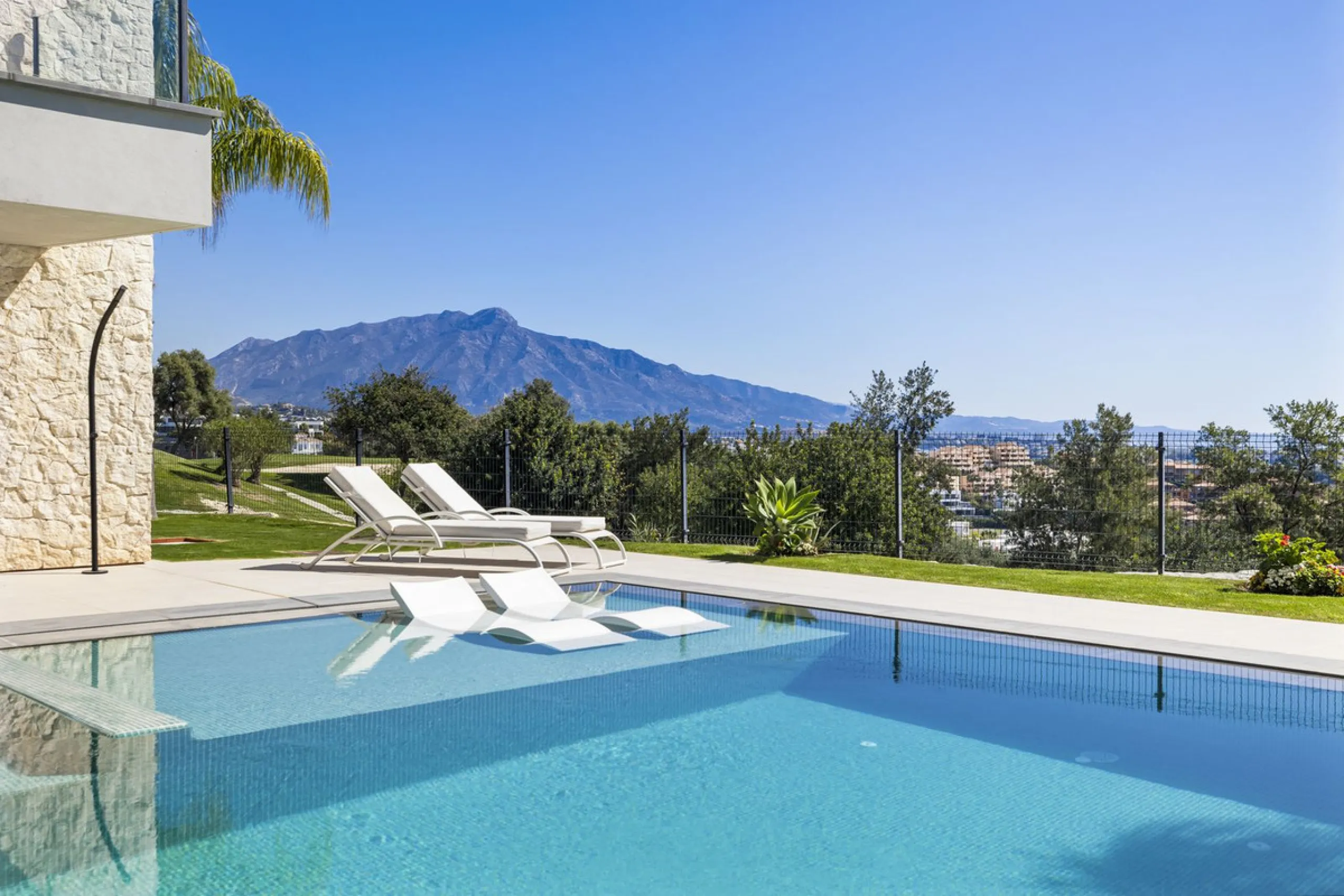 Newly built contemporary villa situated in the prestigious urbanization of La Alquería, Benahavís. Positioned frontline golf and facing east to south, the property offers panoramic views of the Mediterranean Sea, the coastline, and the iconic La Concha mo