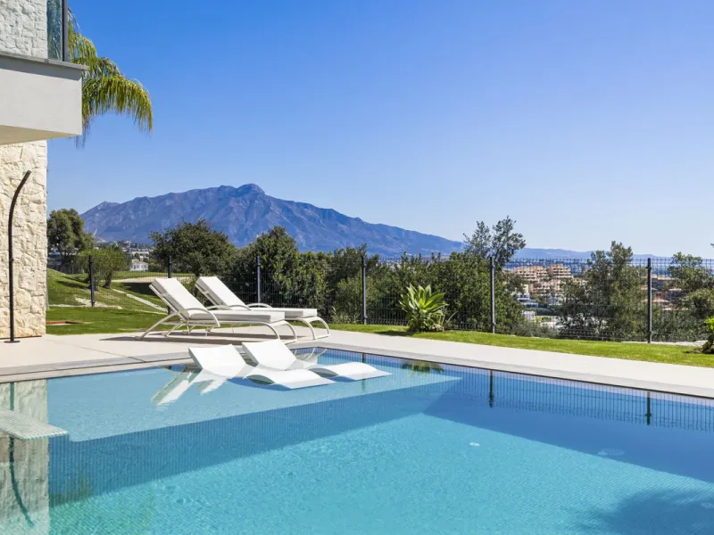 Newly built contemporary villa situated in the prestigious urbanization of La Alquería, Benahavís. Positioned frontline golf and facing east to south, the property offers panoramic views of the Mediterranean Sea, the coastline, and the iconic La Concha mo