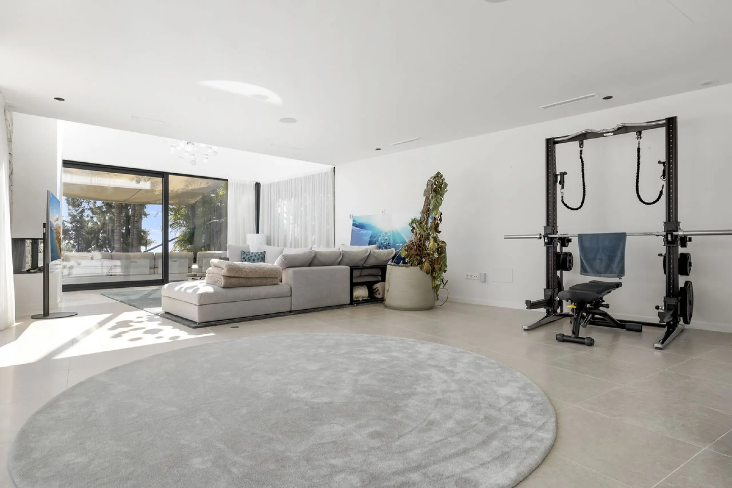 Newly built contemporary villa situated in the prestigious urbanization of La Alquería, Benahavís. Positioned frontline golf and facing east to south, the property offers panoramic views of the Mediterranean Sea, the coastline, and the iconic La Concha mo
