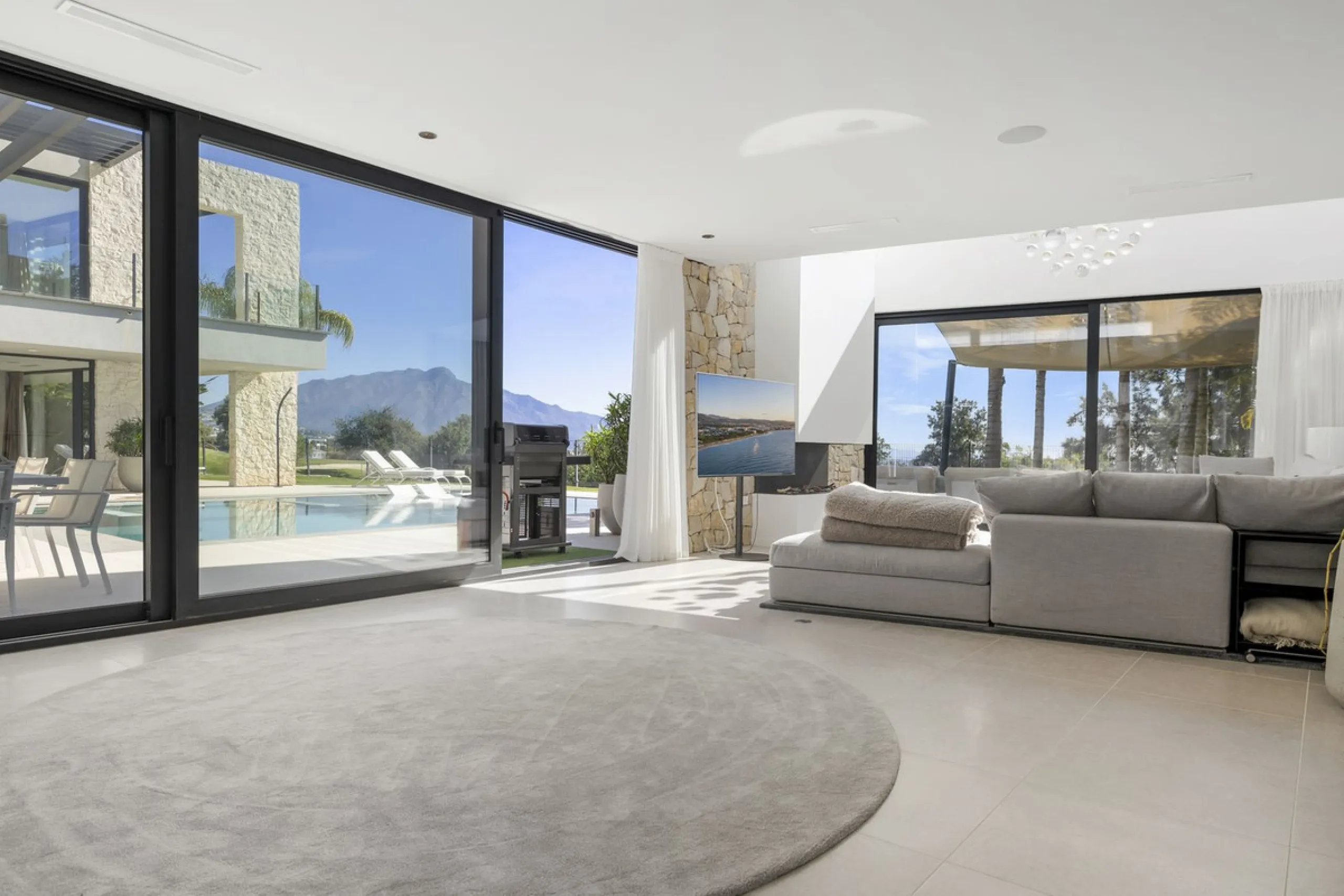 Newly built contemporary villa situated in the prestigious urbanization of La Alquería, Benahavís. Positioned frontline golf and facing east to south, the property offers panoramic views of the Mediterranean Sea, the coastline, and the iconic La Concha mo