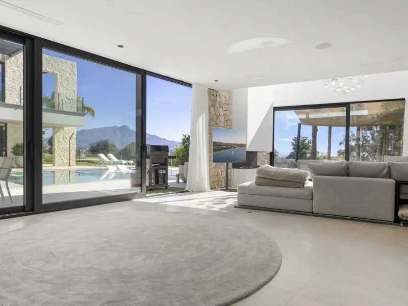 Newly built contemporary villa situated in the prestigious urbanization of La Alquería, Benahavís. Positioned frontline golf and facing east to south, the property offers panoramic views of the Mediterranean Sea, the coastline, and the iconic La Concha mo