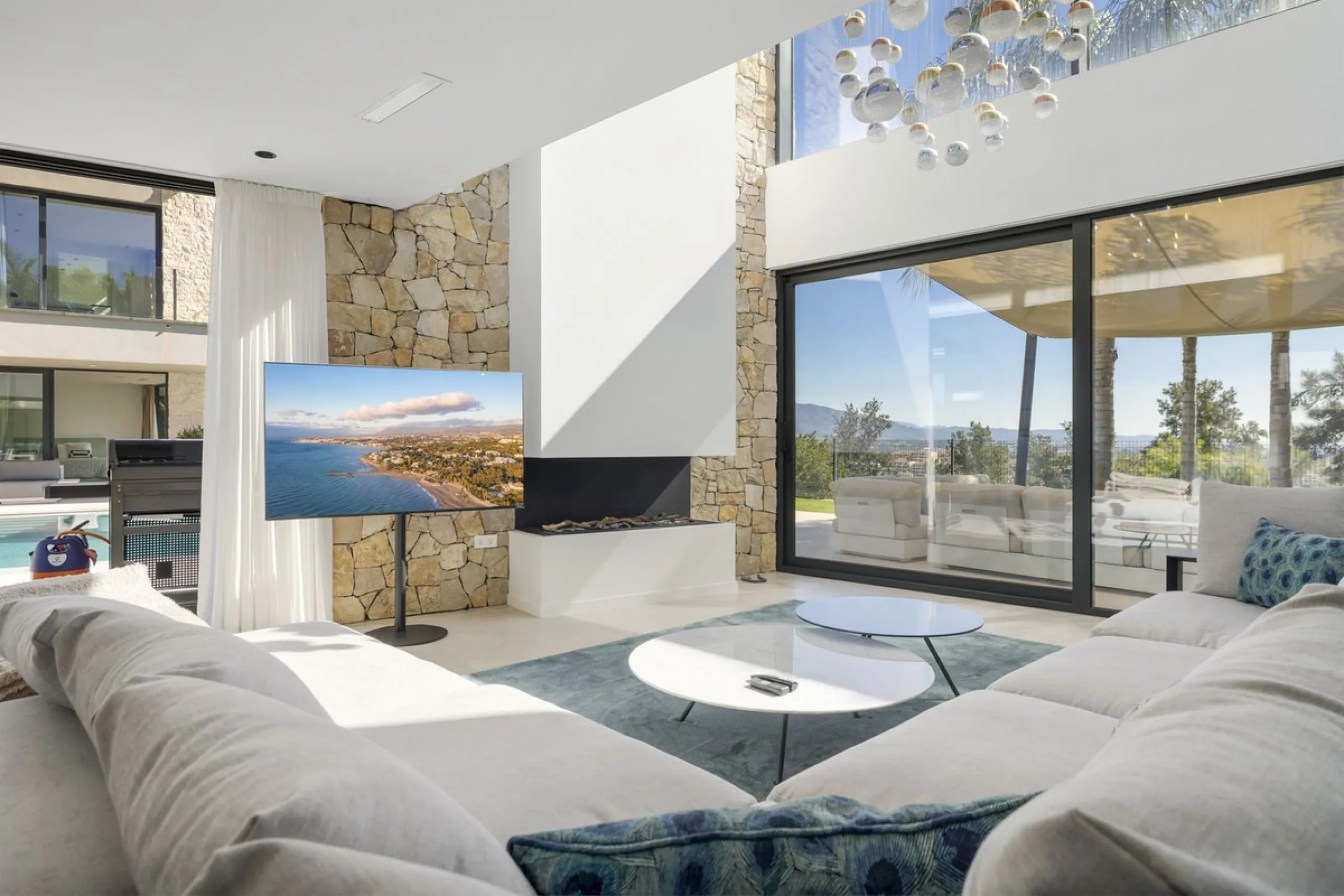 Newly built contemporary villa situated in the prestigious urbanization of La Alquería, Benahavís. Positioned frontline golf and facing east to south, the property offers panoramic views of the Mediterranean Sea, the coastline, and the iconic La Concha mo