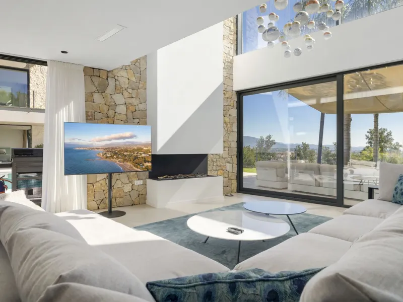 Newly built contemporary villa situated in the prestigious urbanization of La Alquería, Benahavís. Positioned frontline golf and facing east to south, the property offers panoramic views of the Mediterranean Sea, the coastline, and the iconic La Concha mo