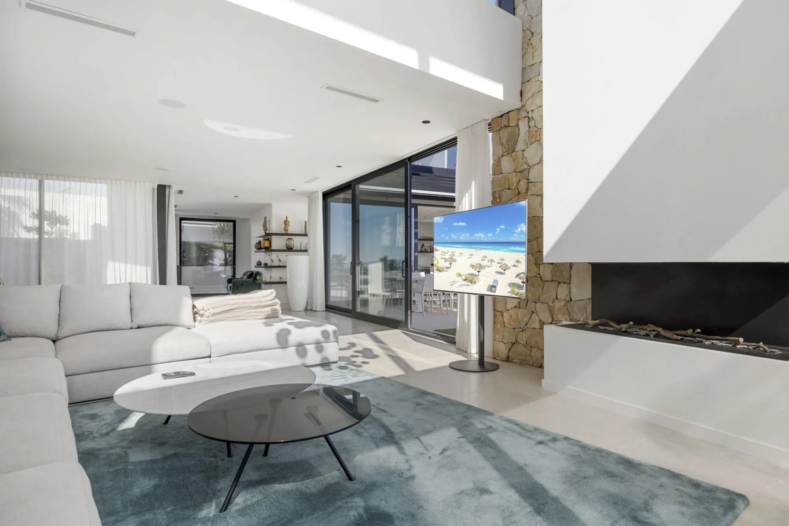 Newly built contemporary villa situated in the prestigious urbanization of La Alquería, Benahavís. Positioned frontline golf and facing east to south, the property offers panoramic views of the Mediterranean Sea, the coastline, and the iconic La Concha mo