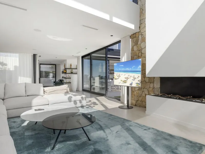 Newly built contemporary villa situated in the prestigious urbanization of La Alquería, Benahavís. Positioned frontline golf and facing east to south, the property offers panoramic views of the Mediterranean Sea, the coastline, and the iconic La Concha mo