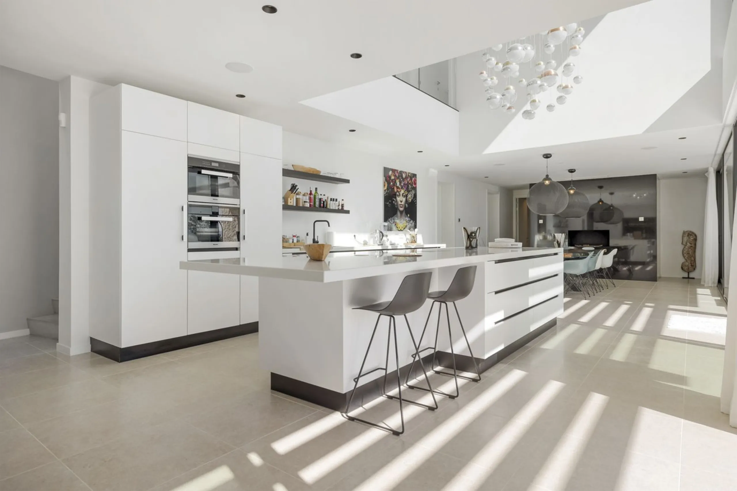 Newly built contemporary villa situated in the prestigious urbanization of La Alquería, Benahavís. Positioned frontline golf and facing east to south, the property offers panoramic views of the Mediterranean Sea, the coastline, and the iconic La Concha mo