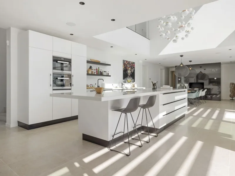 Newly built contemporary villa situated in the prestigious urbanization of La Alquería, Benahavís. Positioned frontline golf and facing east to south, the property offers panoramic views of the Mediterranean Sea, the coastline, and the iconic La Concha mo