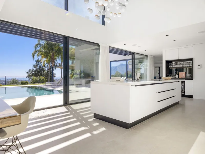 Newly built contemporary villa situated in the prestigious urbanization of La Alquería, Benahavís. Positioned frontline golf and facing east to south, the property offers panoramic views of the Mediterranean Sea, the coastline, and the iconic La Concha mo